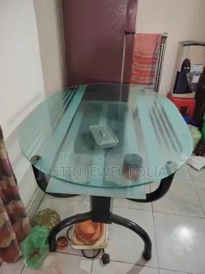 গ্লাস ডাইনিং টেবিল