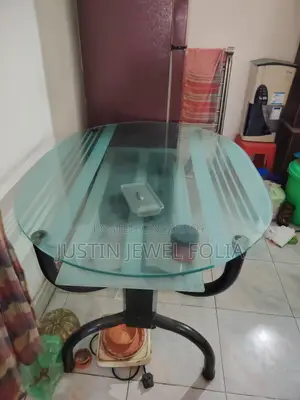 গ্লাস ডাইনিং টেবিল