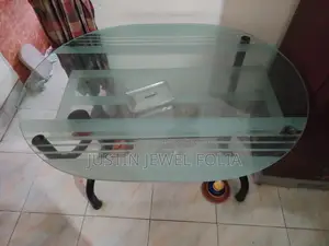 গ্লাস ডাইনিং টেবিল