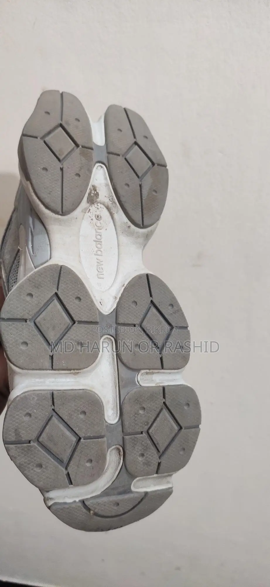 একদম নতুনের মত এক জোড়া জুতা বিক্রি হবে