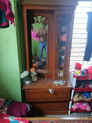 বোর্ডের ড্রেসিং টেবিল