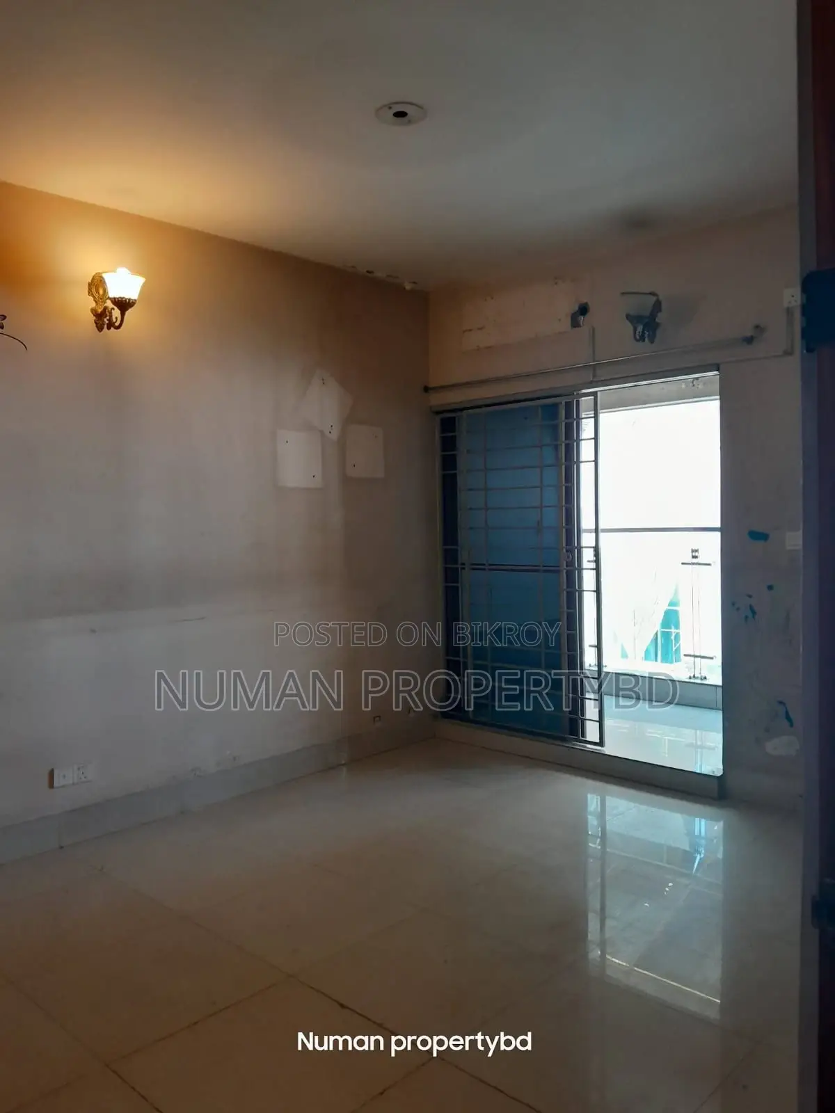 South-facing 3600sq Duplex 4-bedroom Luxurious semi-furnished flat for rent
