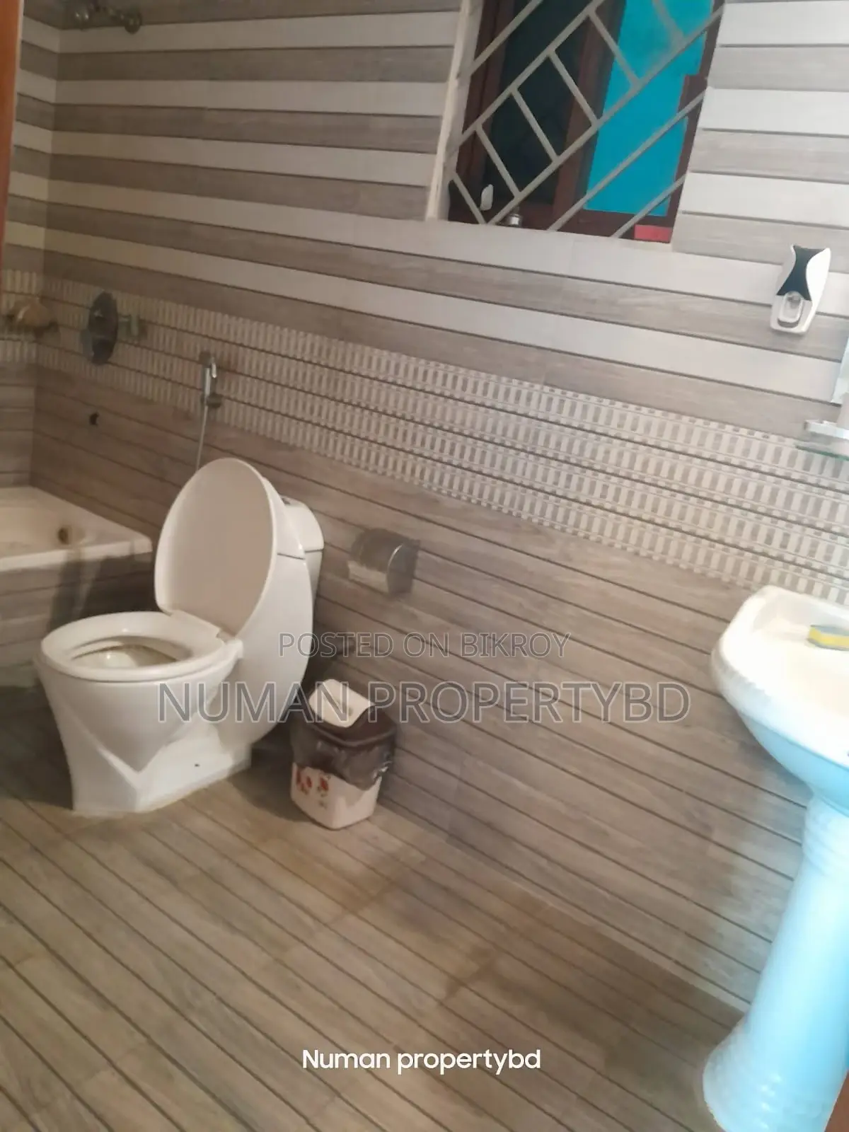 South-facing 3600sq Duplex 4-bedroom Luxurious semi-furnished flat for rent