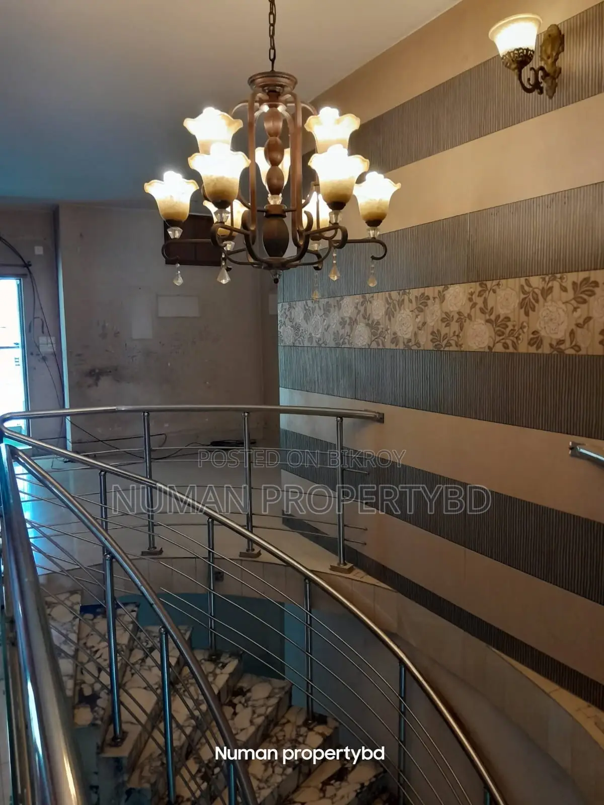 South-facing 3600sq Duplex 4-bedroom Luxurious semi-furnished flat for rent