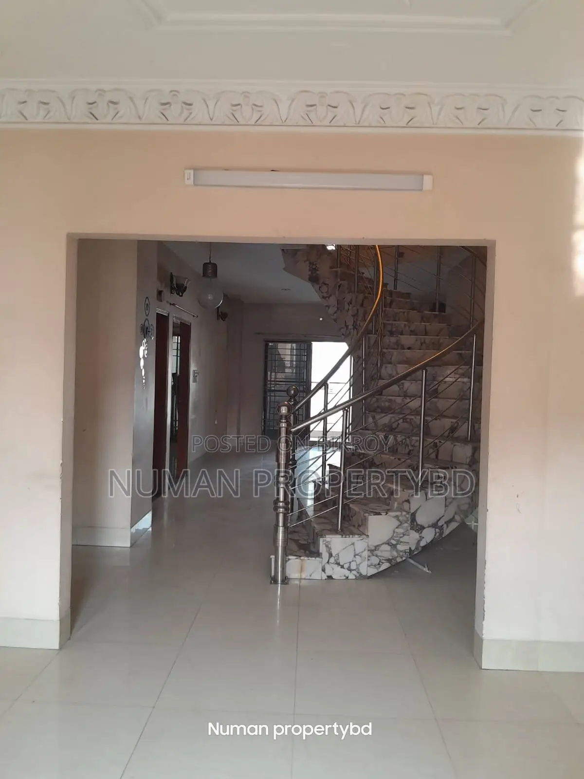 South-facing 3600sq Duplex 4-bedroom Luxurious semi-furnished flat for rent