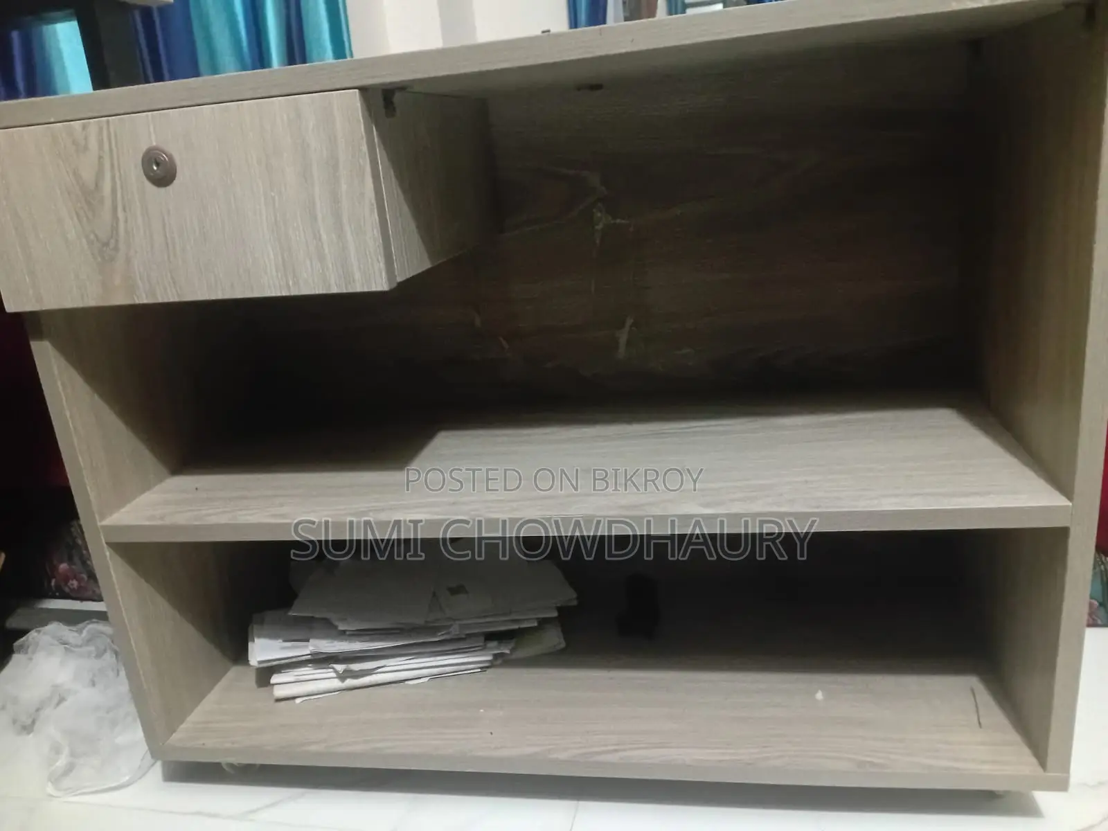 অফিস টেবিল, চেয়ার, ডেস্ক।