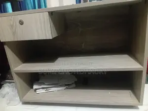 অফিস টেবিল, চেয়ার, ডেস্ক।