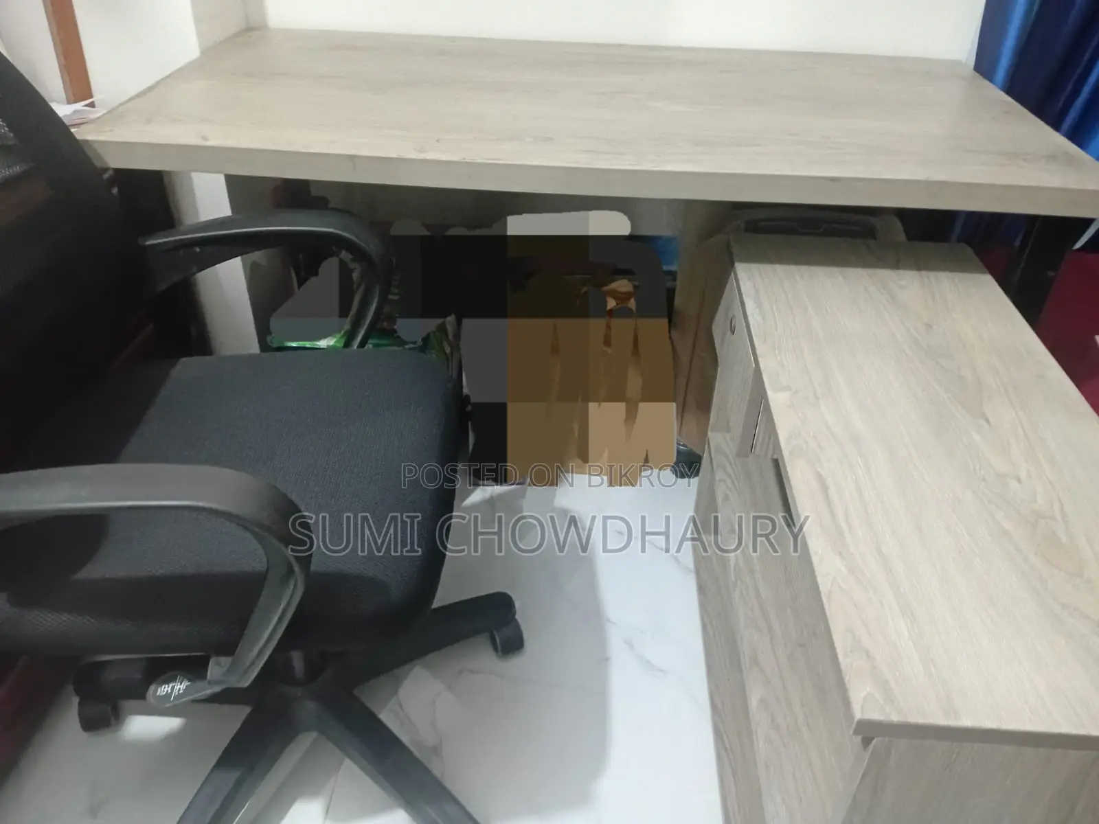 অফিস টেবিল, চেয়ার, ডেস্ক।
