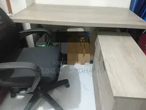 অফিস টেবিল, চেয়ার, ডেস্ক।
