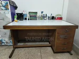 কাঠের টেবিল