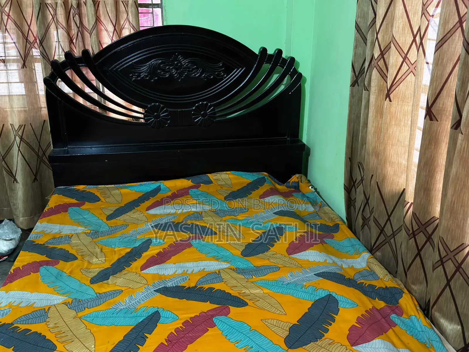 Brand new, no issues; selling because I am buying a larger bed.