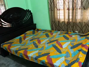 Brand new, no issues; selling because I am buying a larger bed.
