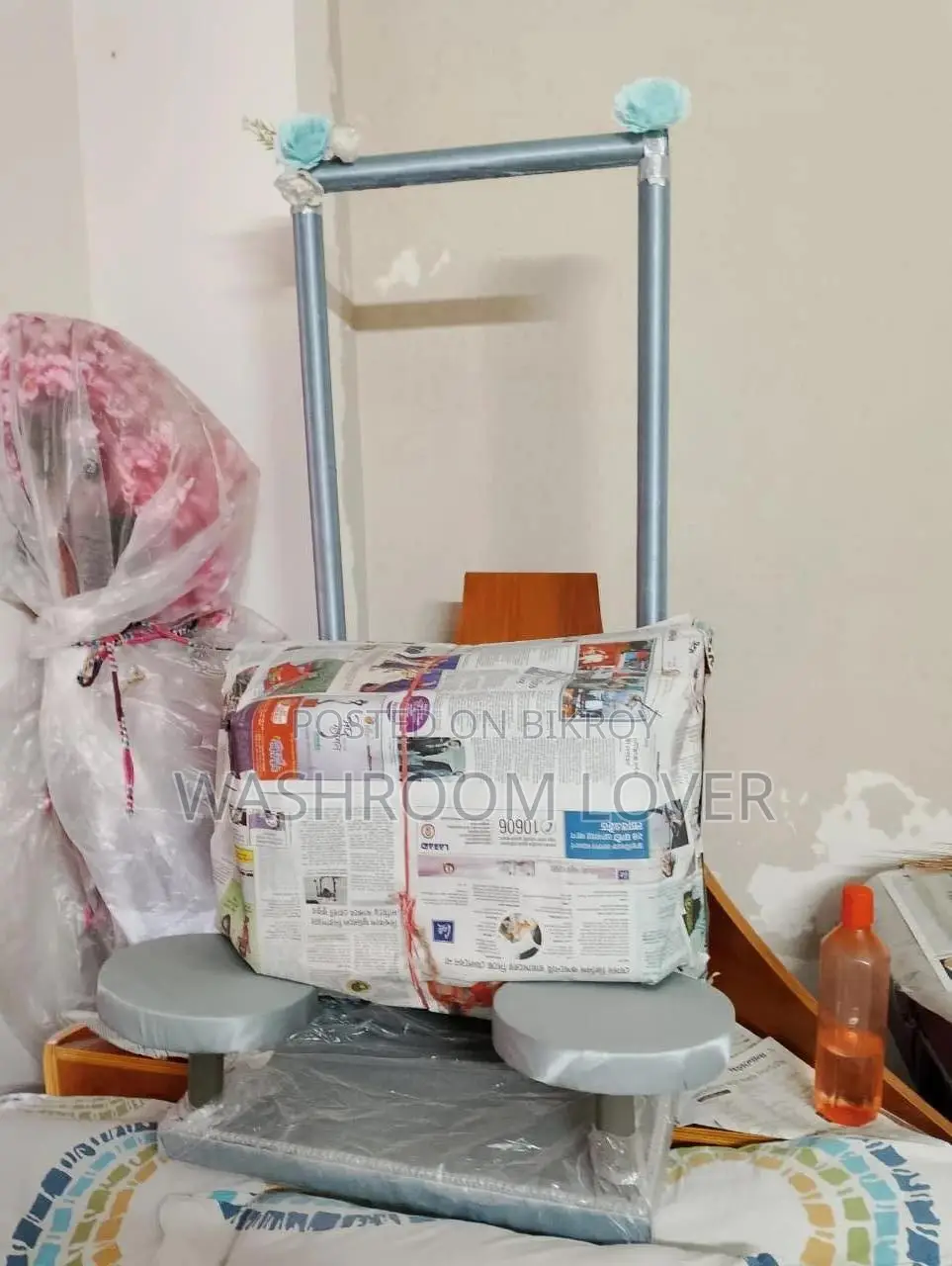 একটি বহুমুখী ডেকোরেটিভ স্ট্যান্ড, এখনো পুরোপুরি খোলা হয়নি