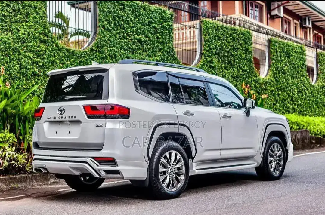 New Toyota Land Cruiser LC300 2024 White