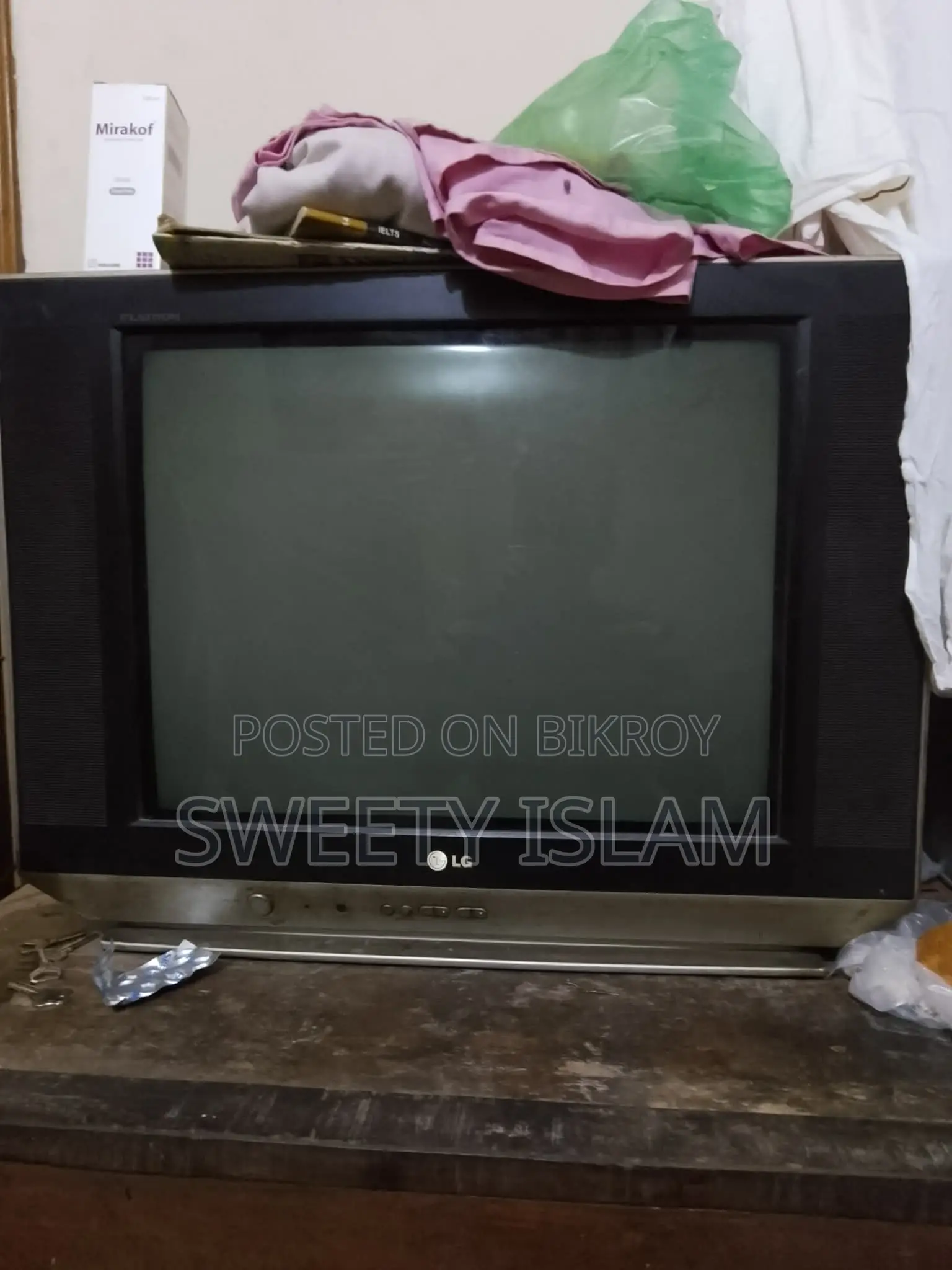 TV in good condition, no issues