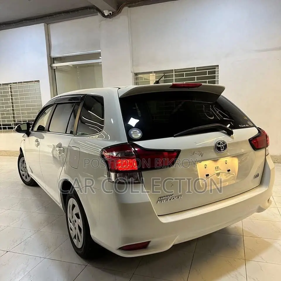 Toyota Fielder Ex Hybrid Silver 2021