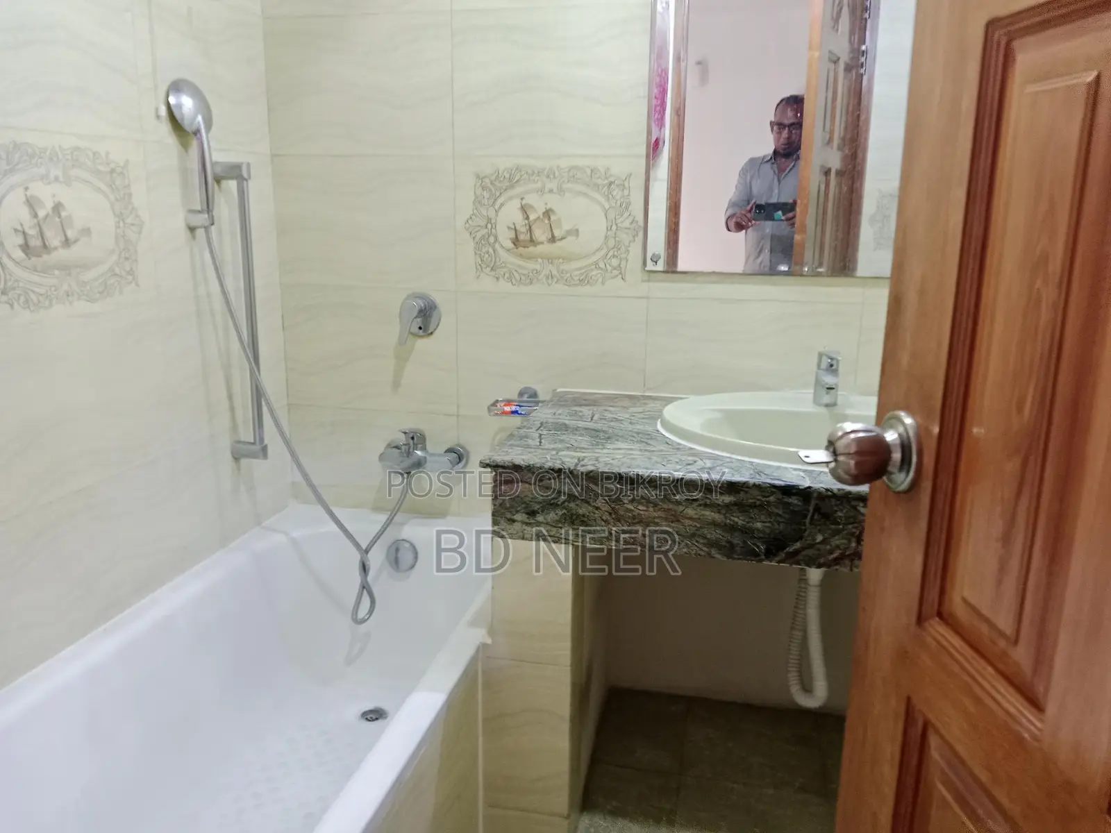 Looking good unfurnished 3 bedroom apartment rent in Gulshan north side