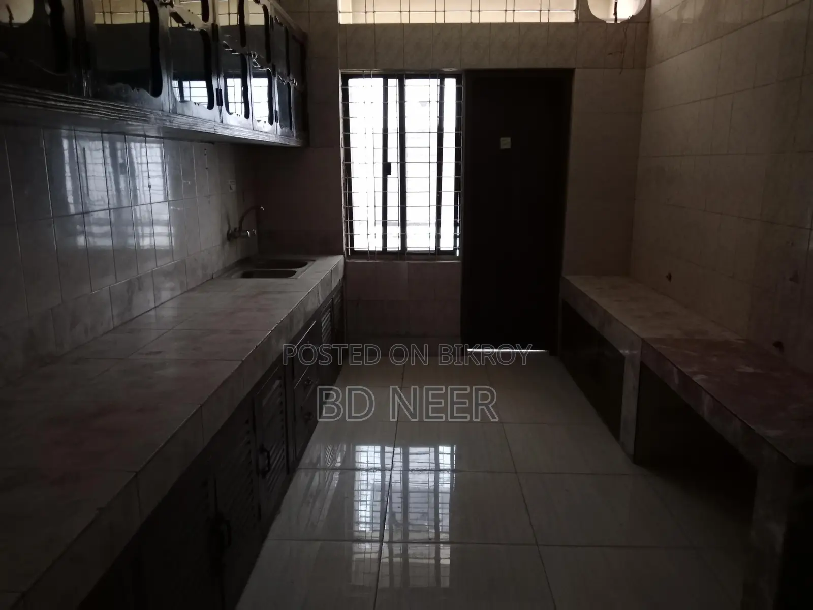গুলশানে আবাসিক বিল্ডিংয়ে ২৪৫০ বর্গফুটের অফিস স্পেস ভাড়া