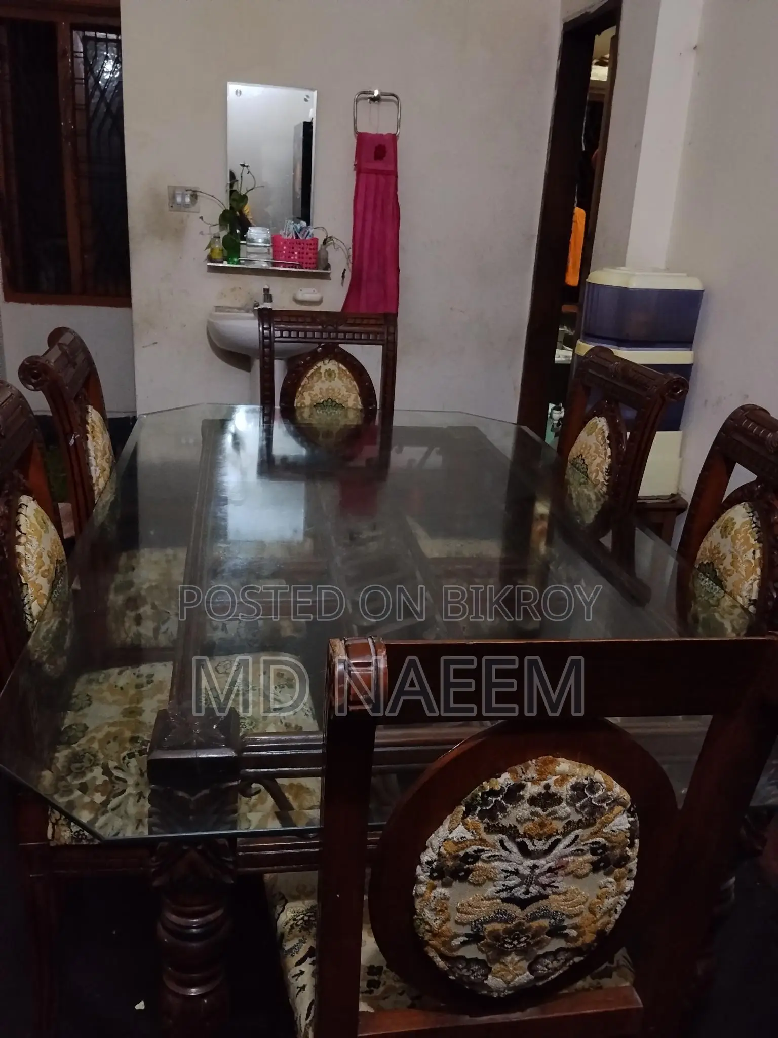ছয় চেয়ারের একটি ডাডাইনিং টেবিল বিক্রি করা হবে লোকেশন পোস্তগোলা আরছিন গেট
