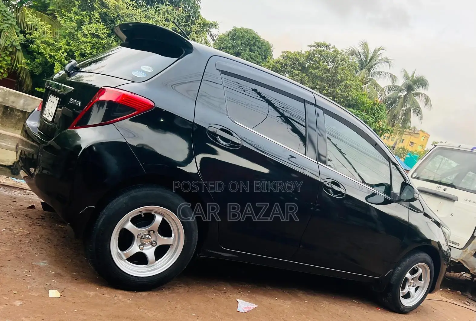 Toyota Vitz JEWELA PUSH BLACK 2012