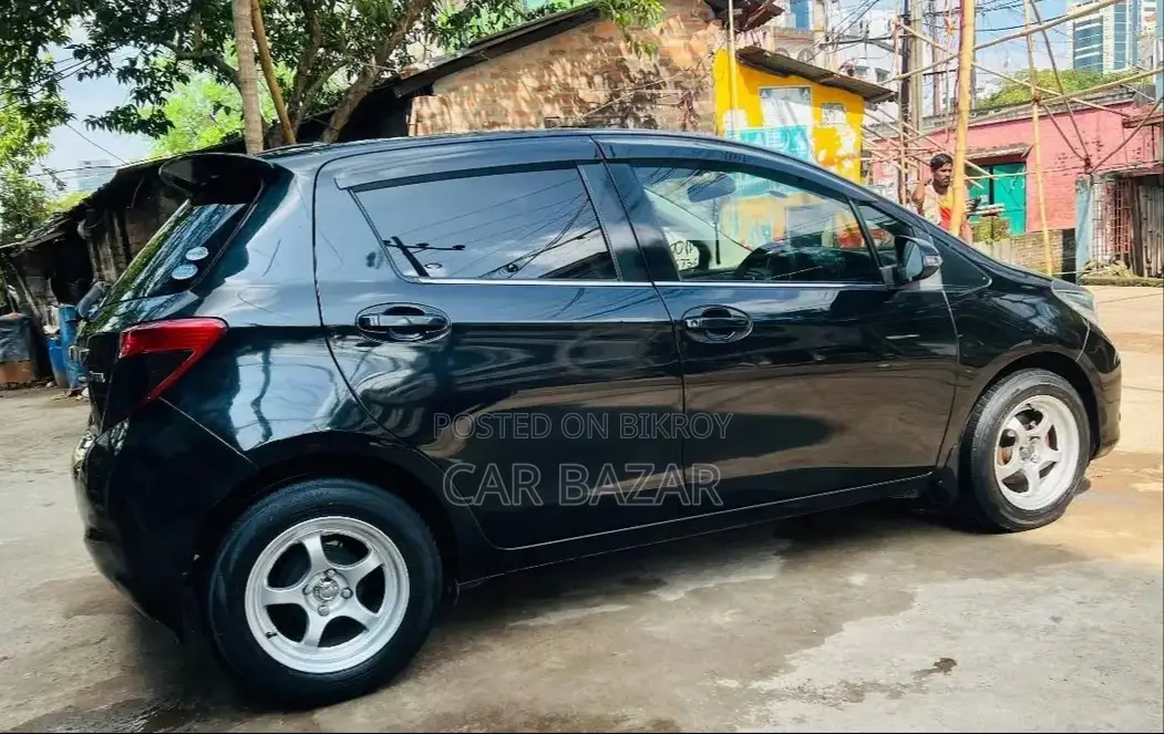 Toyota Vitz JEWELA PUSH BLACK 2012