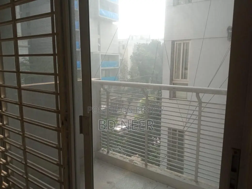 Very well 2900 sft 3 Bed room apt rent in Gulshan