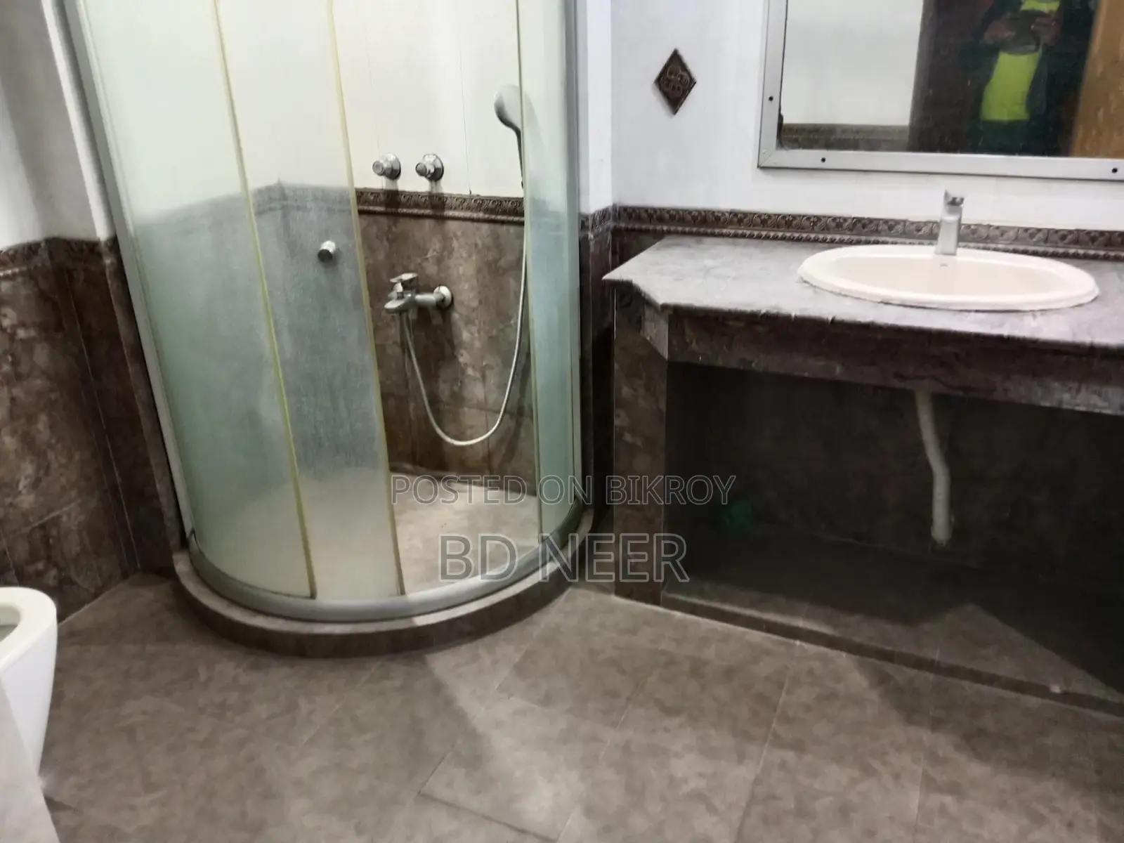 Nice looking 2500 sft 3 Bed room apt available in Gulshan