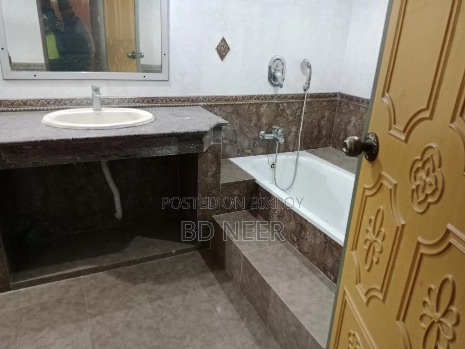 Nice looking 2500 sft 3 Bed room apt available in Gulshan