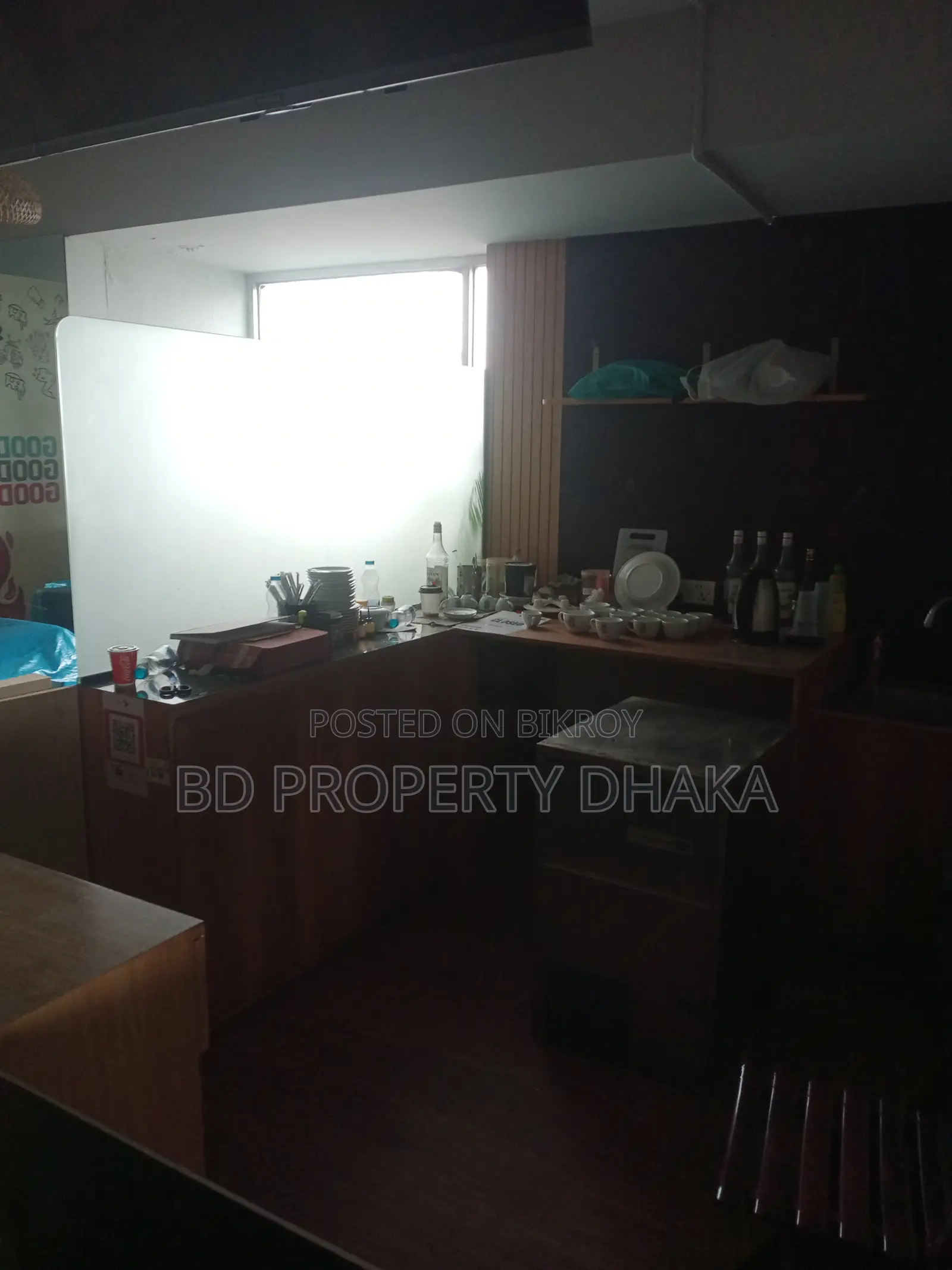 2800 sq ft Commercial Space with Decorations Available