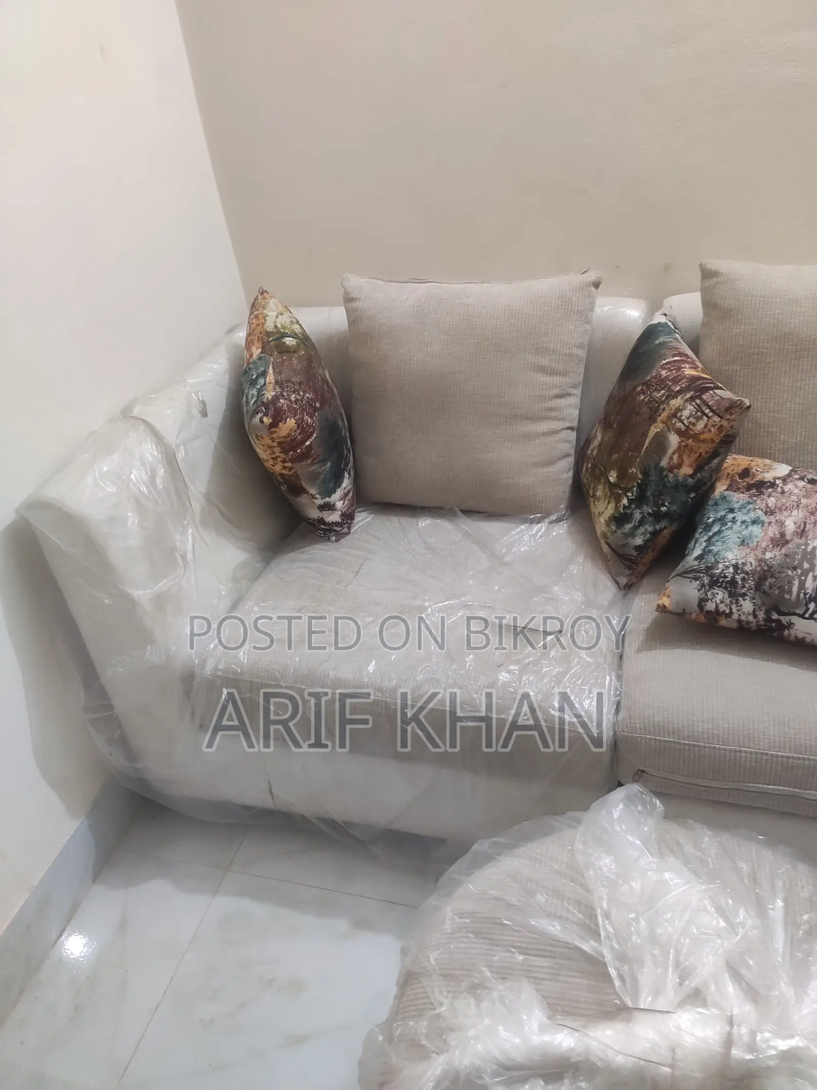 সোফা টি একেবারে নতুন মাত্র ২মাস। যার নিতে আগ্রহি জনাবেন।