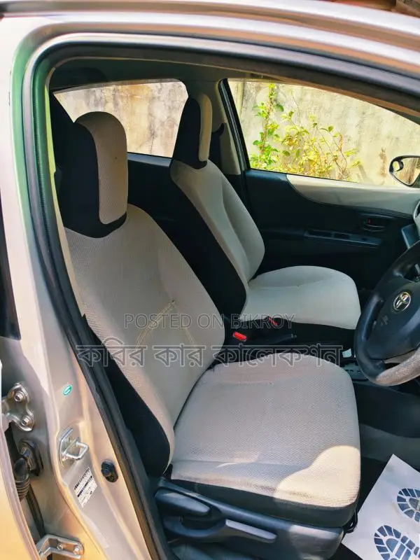 Toyota Vitz silver 2011