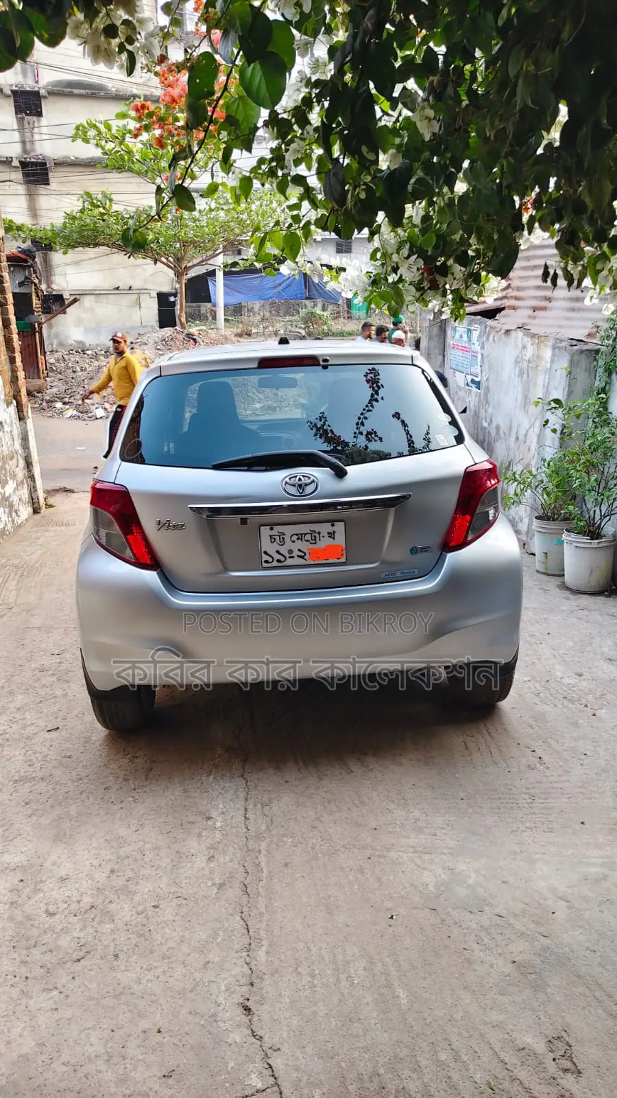 Toyota Vitz silver 2011