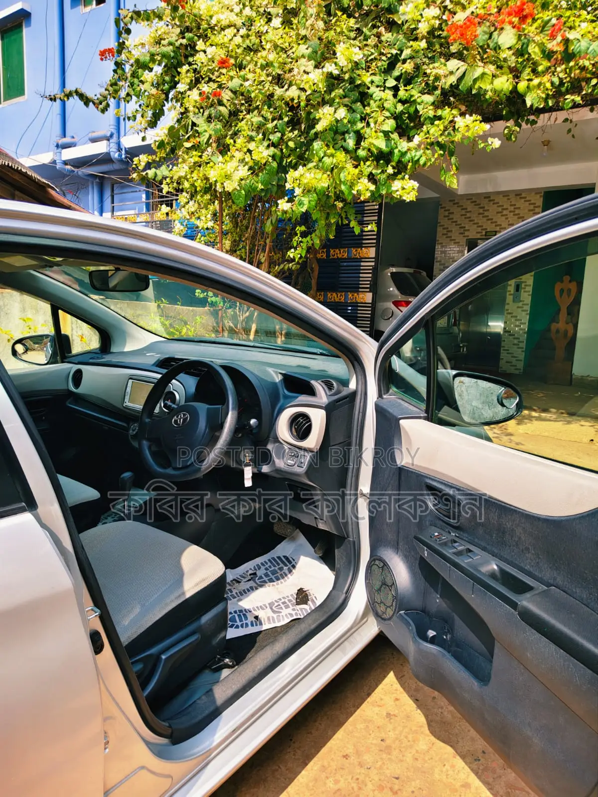 Toyota Vitz silver 2011