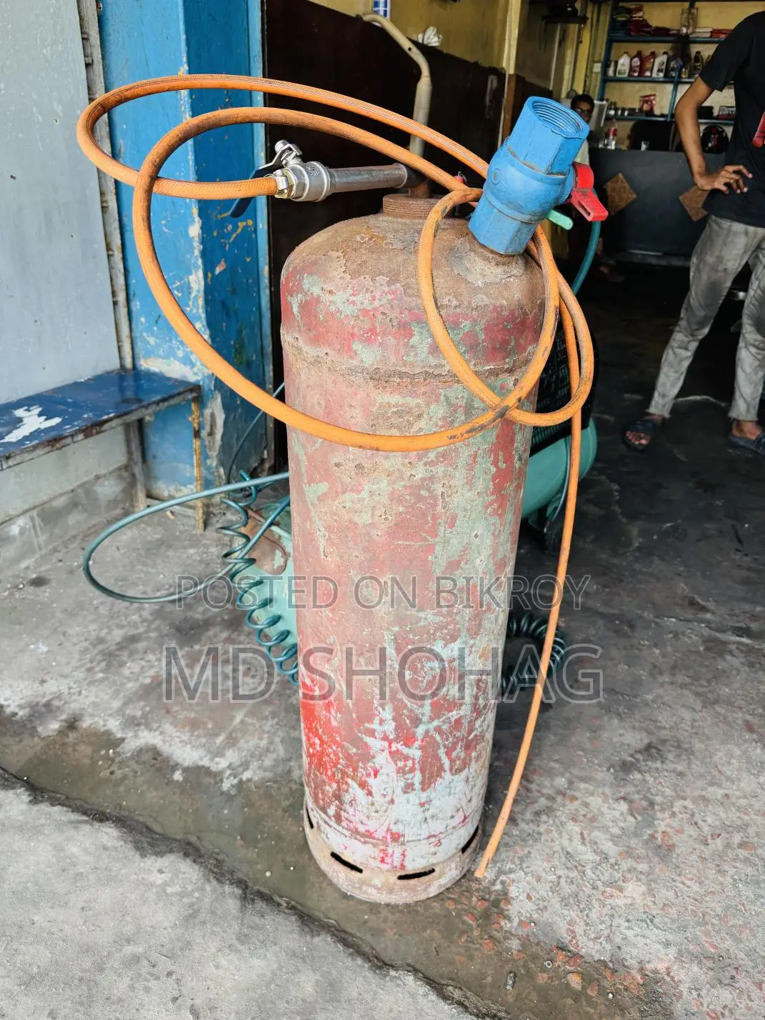 একটা রানিং হাওয়ার মেশিন আর ফোম মেশিন বিক্রি হবে।