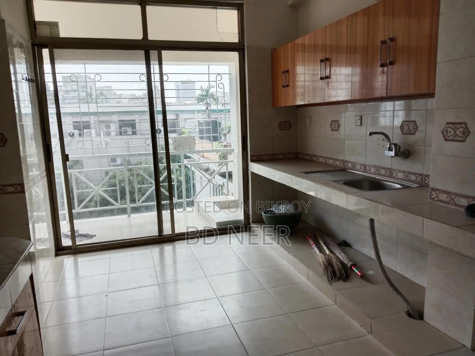 Residents building 3000 sft office space available in Gulshan 2