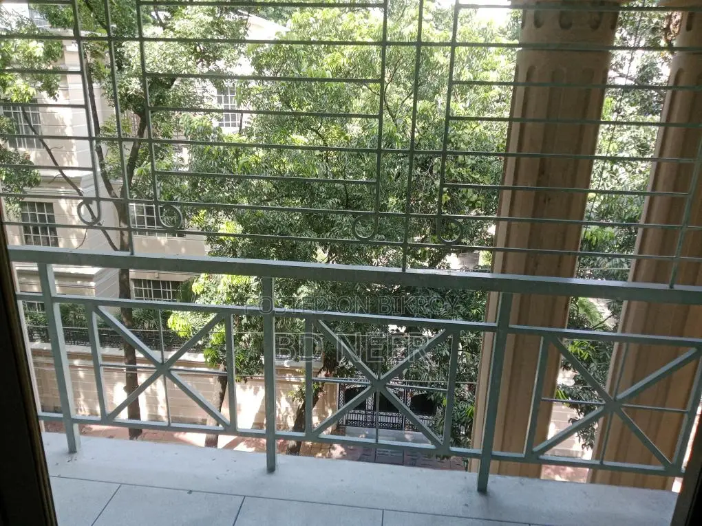 Residents building 3000 sft office space available in Gulshan 2