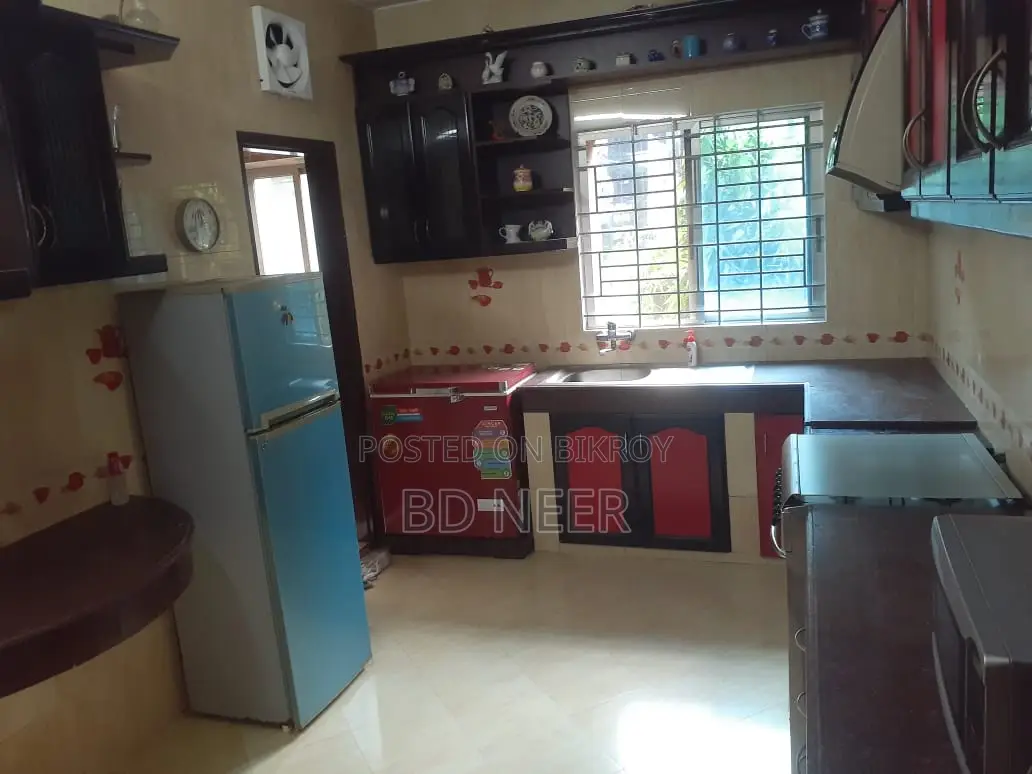 গুলশান ১-এ ফুল ফার্নিশড ৩ বেডরুমের অ্যাপার্টমেন্ট ভাড়া