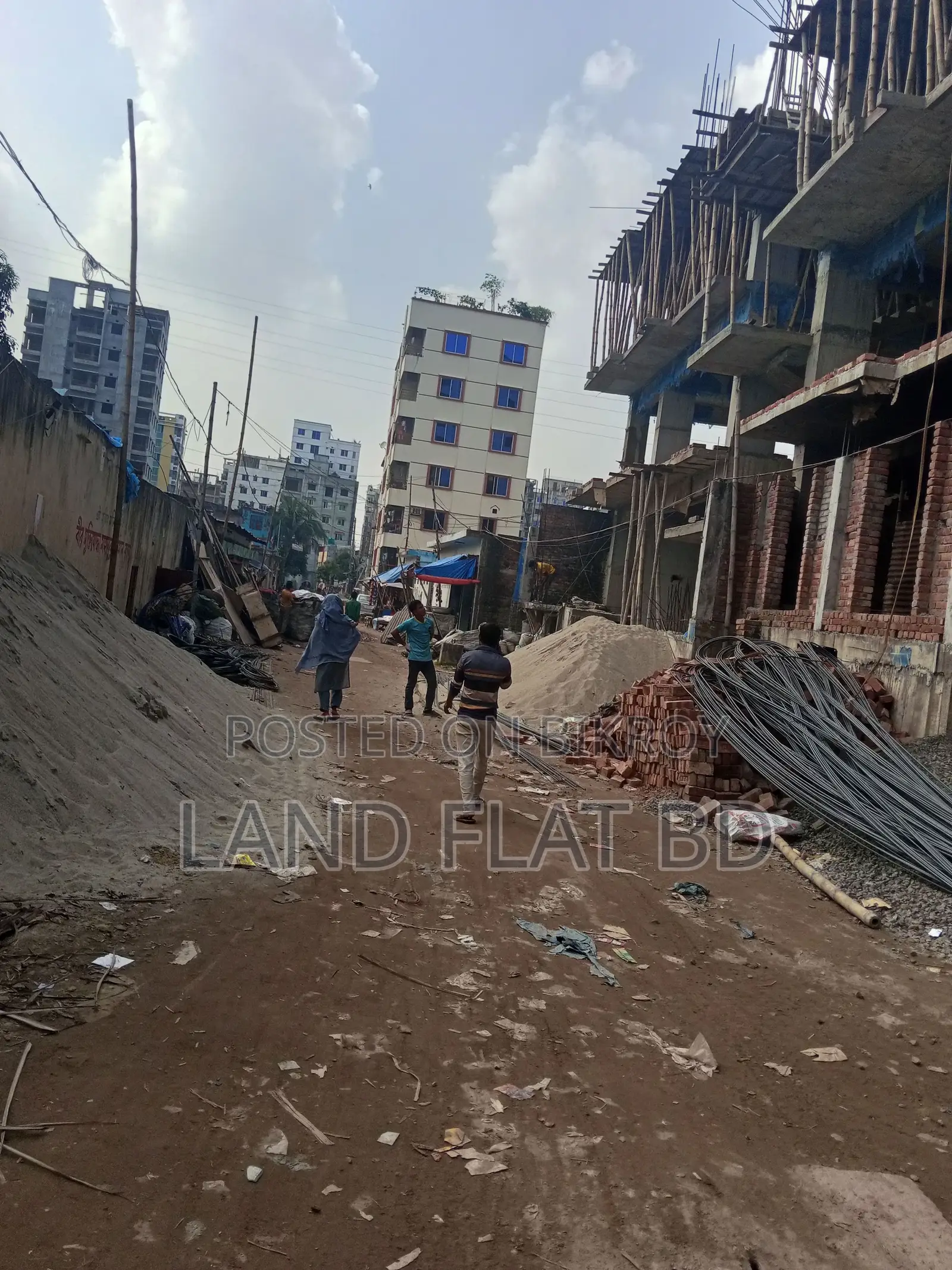 ফ্ল্যাট বিক্রয় হবে (১৩২৬ বর্গফুট + দোকান ৮৫ বর্গফুট)।