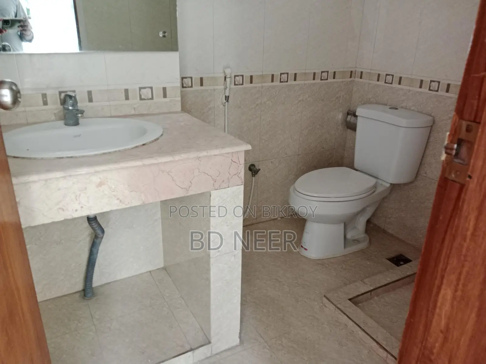 good looking 3 Bed room 2700 sft apt available in Gulshan 2