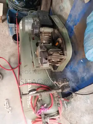 ১টা কম্প্রেসার মেশিন