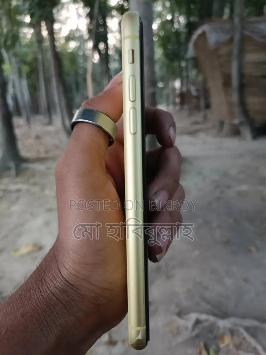 Apple iPhone 11 . (Used)