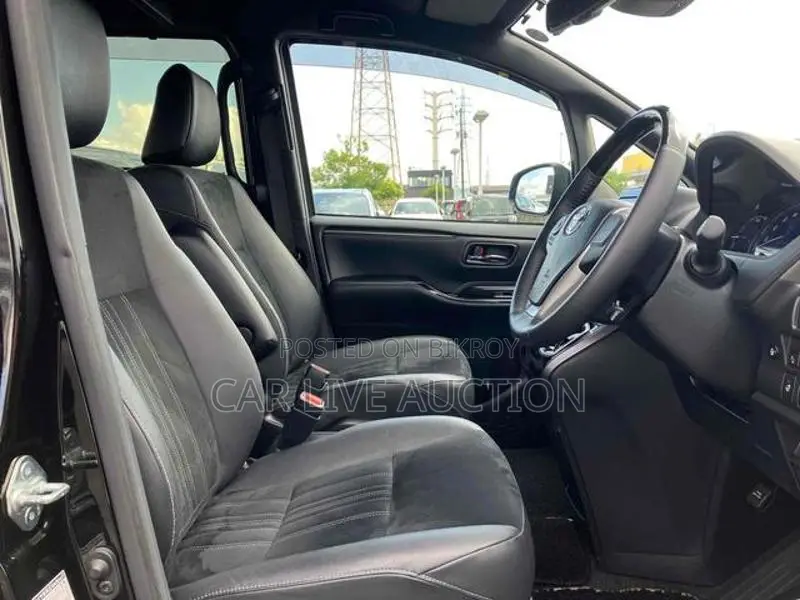 Toyota Esquire hybrid 2021