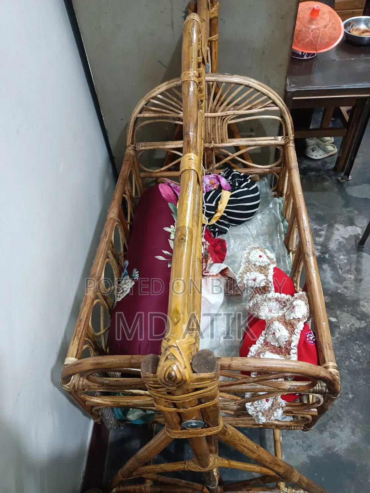 বেতের দোলনা