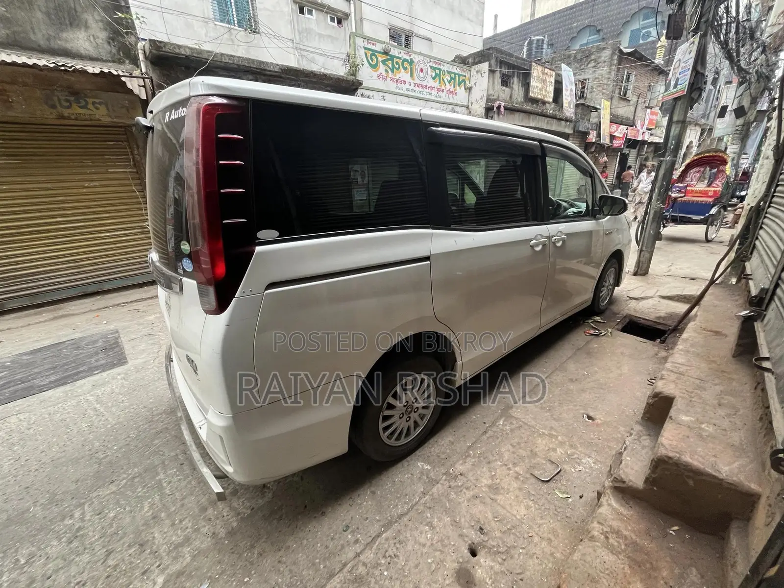 Toyota Noah 1.8 FWD Hybrid (7 seater) 2014 White