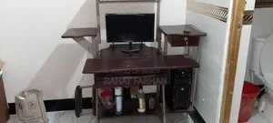 আধুনিক কম্পিউটার টেবিল