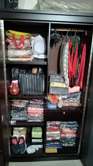 একটি বড় সাইজের আলমারি বিক্রি হবে