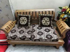 সোফা ৪ সিটের, সাথে ২টি কাঠের টি-টেবিল গ্লাস ফিটিং করা