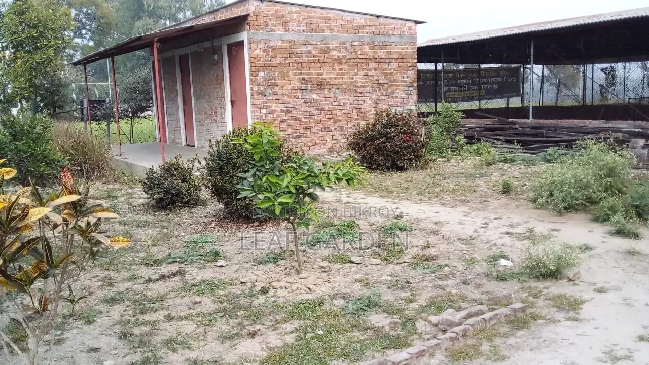 ফার্ম করার স্থাপনাসহ জমি ভাড়া