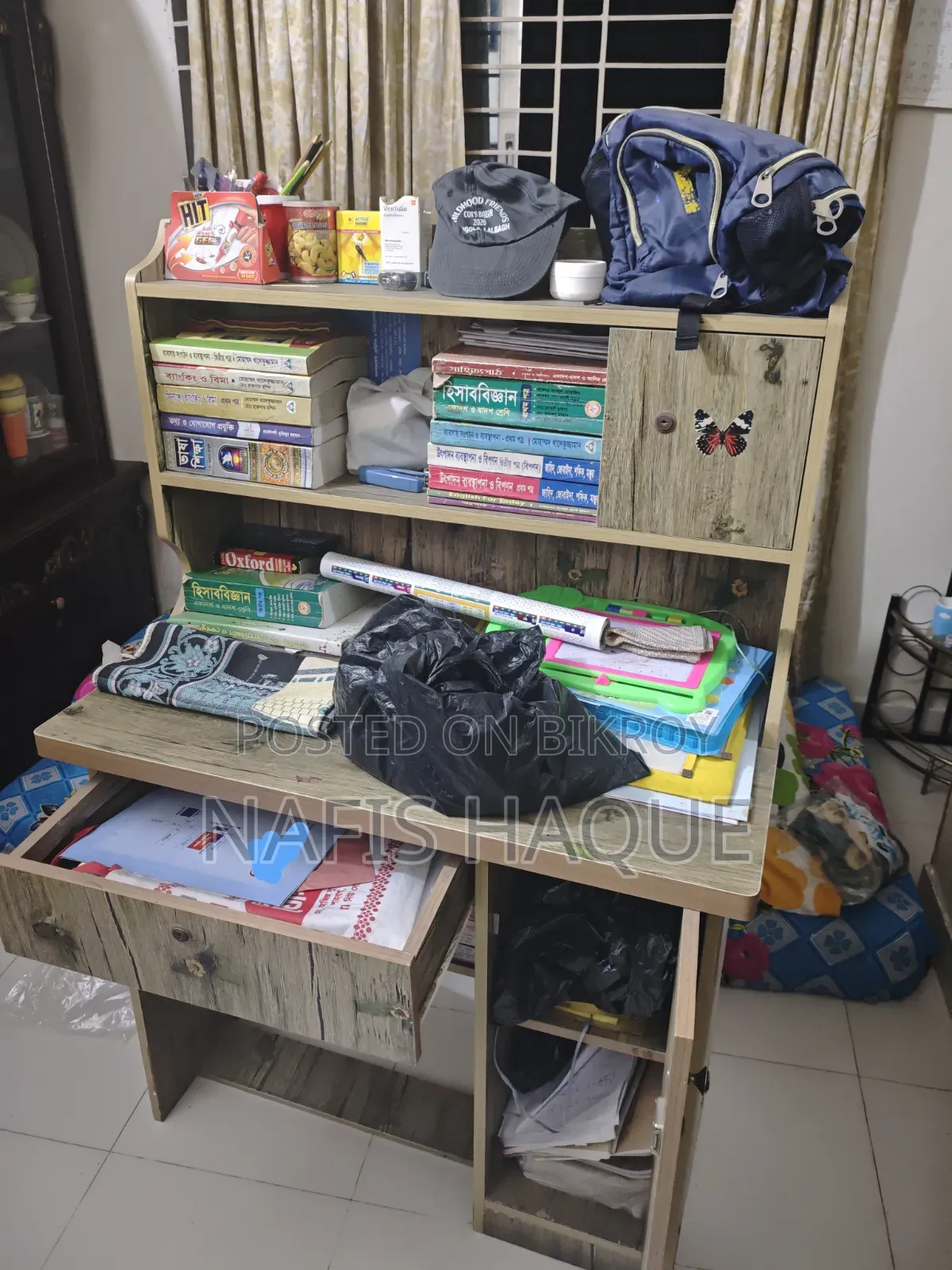 পড়ার টেবিল