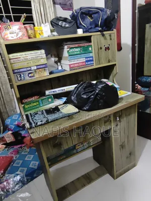 পড়ার টেবিল